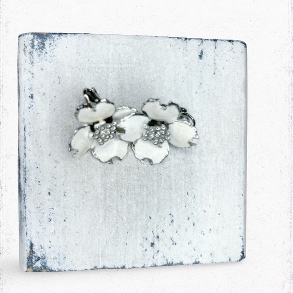 4884. Clip ONs Vintage Enamel Floral Earrings - Picture 2 of 4